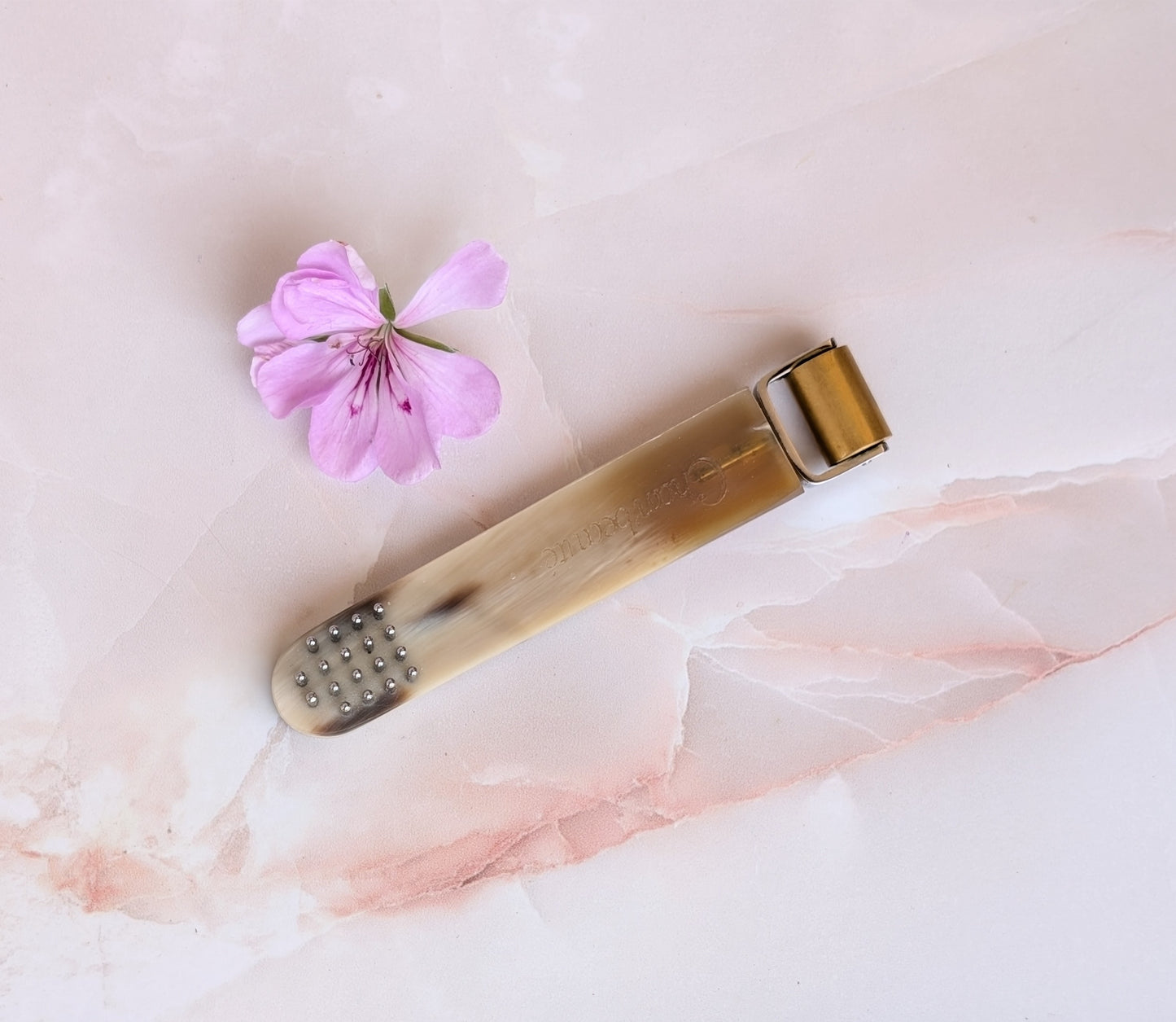 Small Brush with Smooth Yin Cylinder - Chan Beauté No. 252